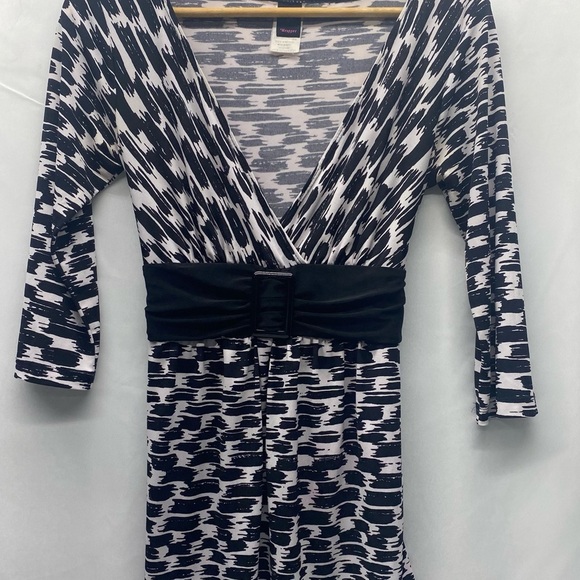 Y2K black/white top by Wrapper W Med. 3/4 SL ties in the back faux buckle 90’s - Picture 6 of 9